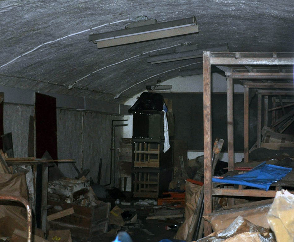 Bilden visar den tidigare matsalen (33), där hemvärnet tycks ha haft ett förråd. Även här fanns ett antal vapenkistor kvarlämnade. Foto: H. Lindkvist (2015).
