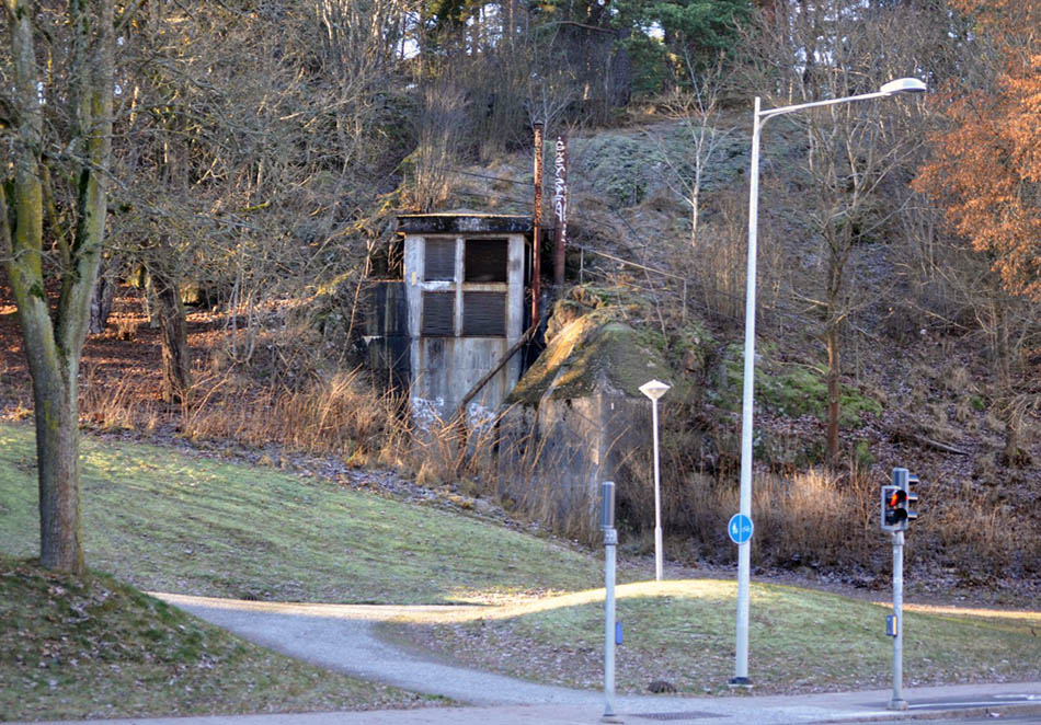 Ingången till civilförsvarsanläggningen som den ser ut sedan början av 1950-talet. Foto: H. Lindkvist (2015).