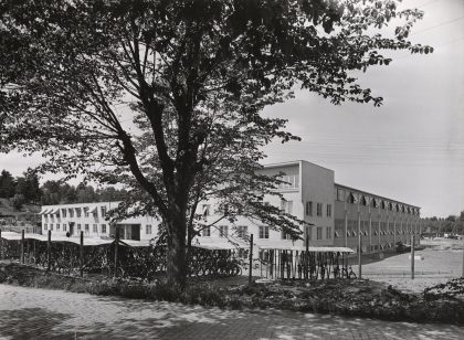 Fabriksområdet inhägnat är inhägnat på bilden som är från 1943. Till vänster i bild skymtar en bit av berget där skyddsrummet låg. Fotograf okänd, källa Tekniska museet.