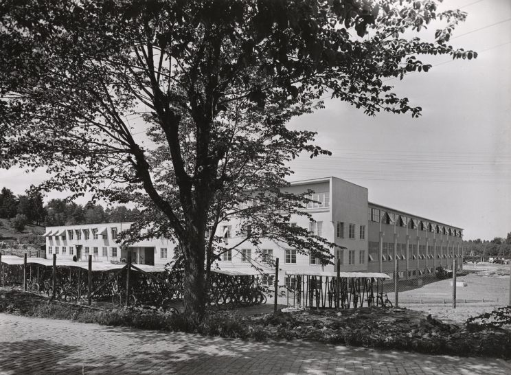 Fabriksområdet inhägnat är inhägnat på bilden som är från 1943. Till vänster i bild skymtar en bit av berget där skyddsrummet låg. Fotograf okänd, källa Tekniska museet. 