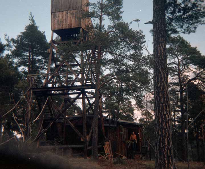 Bilden visar tornet och baracken på Torpberget. Foto: Elisabeth Halvardson. 