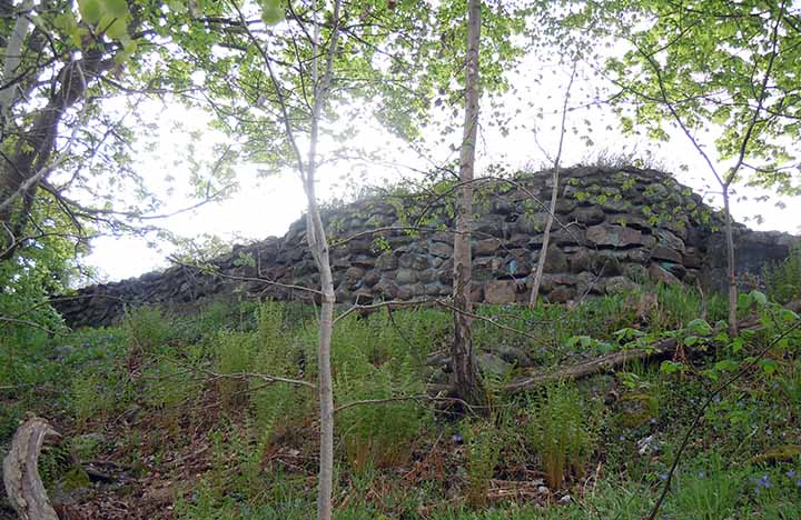 Uppe på höjden finns en gammal grundläggning kvar, oklart om det har med försvararläggningarna att göra, förmodligen en husgrund efter kanalvaktstugan. Foto: Henrik Lindkvist (2016).