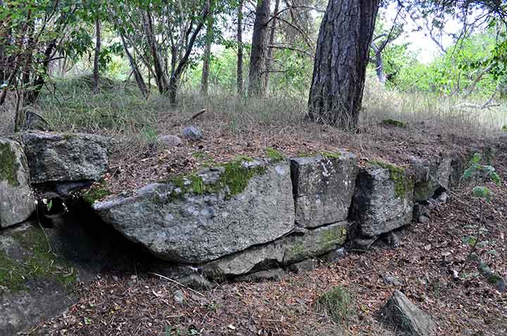 På platsen finns stenblock med utstickande rör. Foto: H. Lindkvist